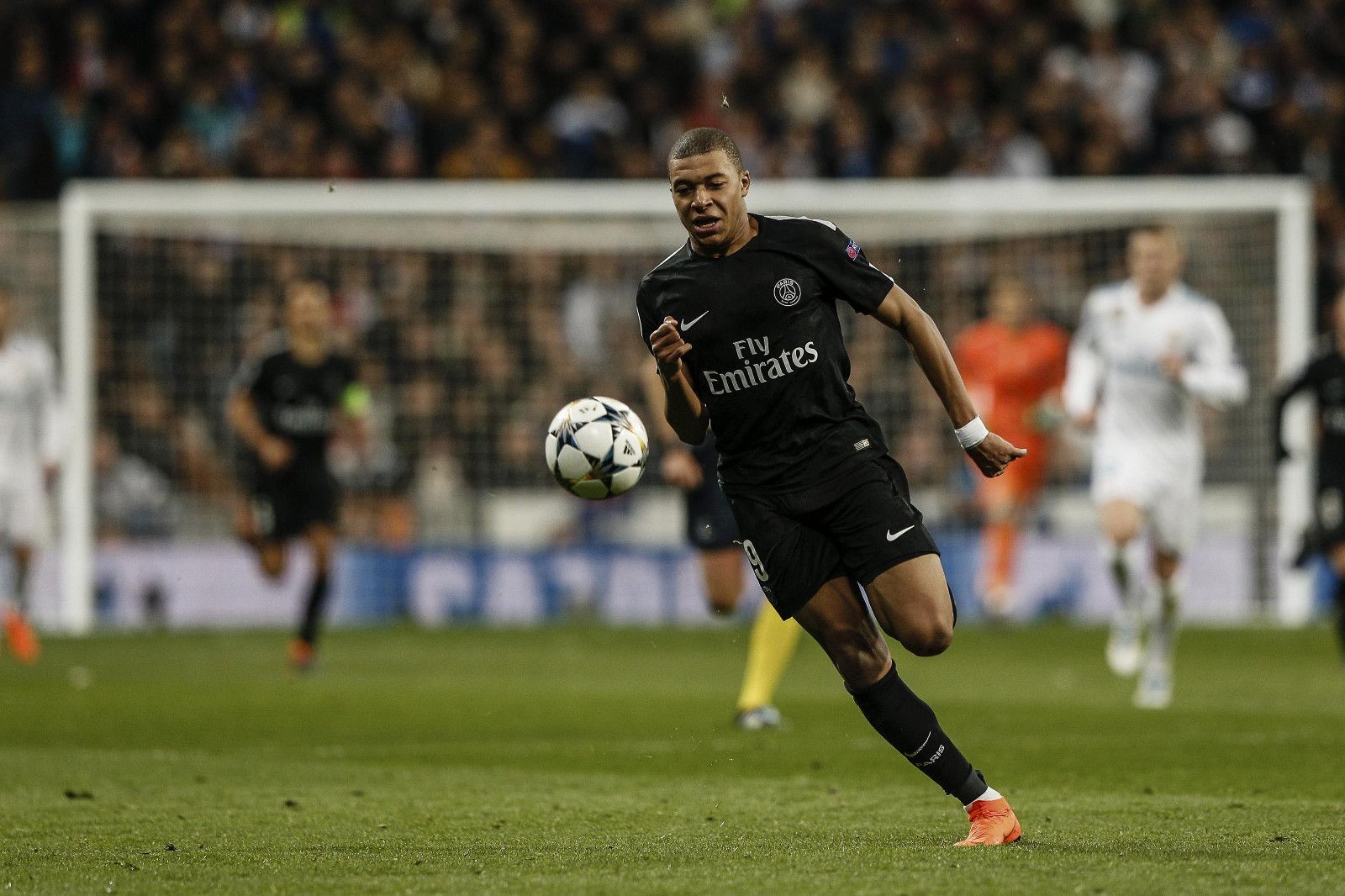 今年上海双雄争冠战启用外籍裁判，去年的主裁为傅明、李海新（上海双雄争冠大战今年启用外籍裁判，去年主哨为傅明、李海新）