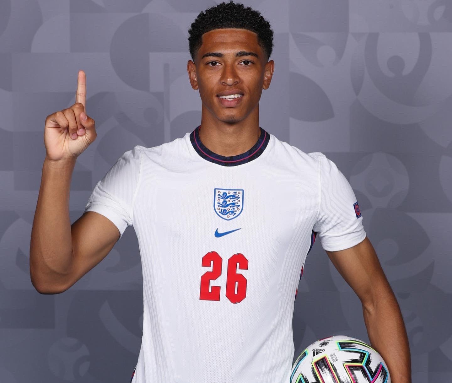 小孩哥！17岁卡尔成为欧冠最年轻连续3场进球球员（17岁小将卡尔欧冠三连场进球，成史上最年轻达成者）