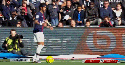 伊涅斯塔：中场球员当教练更能掌控全局，小法现在做得非常好（伊涅斯塔：中场出身执教更能把控全局，小法目前表现出色）