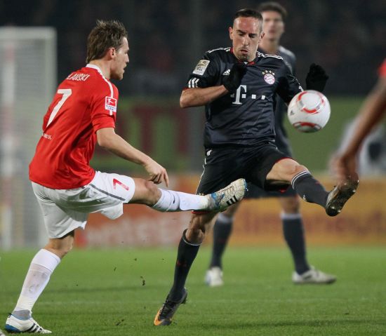 斯内德：亚马尔是巴萨的新梅西，甚至未来可能超过梅西的水平（斯内德：亚马尔堪称巴萨新梅西，未来成就或将超越梅西）