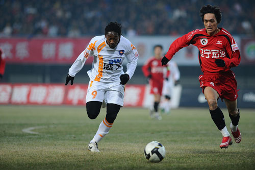 拜仁球星莱默尔复刻施魏因施泰格经典脚后跟破门（拜仁中场莱默尔上演施魏因施泰格式经典脚后跟破门）