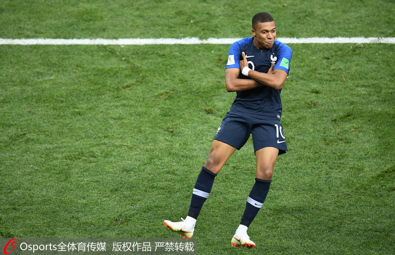 活动组织者：梅西本想走向看台与球迷互动，但被政客拉去拍照（主办方称梅西原本要到看台与球迷互动，却被政客拉去合影）