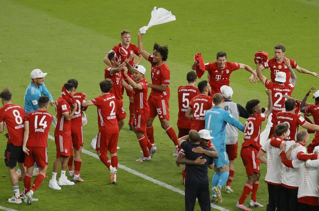 阿根廷国家队抵达安哥拉，大批球迷等候并高呼梅西名字（阿根廷国家队飞抵安哥拉，众多球迷迎候高喊梅西）