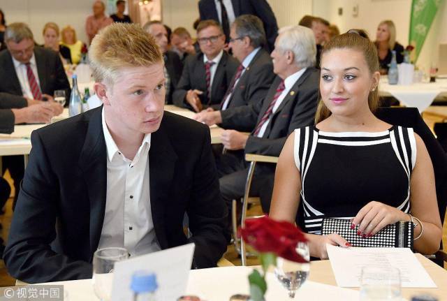 国乒多人香港街头行！王曼昱大笑露齿：8连胜张本美和国乒唯一（国乒众将香港街头漫步！王曼昱笑露齿，对张本美和豪取8连胜成队内唯一）