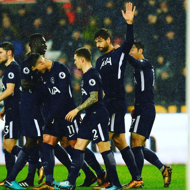 热刺为孙兴慜在街头绘制壁画，动作为其经典庆祝+捧杯（热刺致敬孙兴慜：街头壁画定格标志性庆祝与捧杯瞬间）